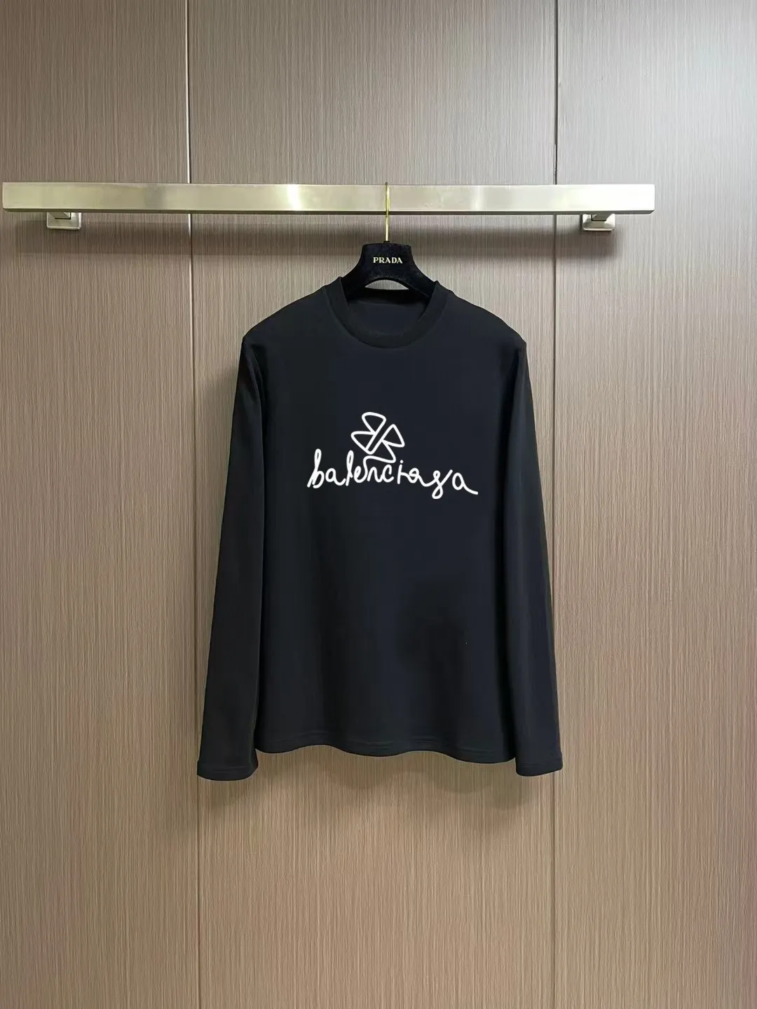 "𝙉𝙚𝙬🤍🖤 Balenciaga" 2026 Autumn and Winter Counter New Arrival Fashionable and casual bottoming shirt, long-sleeved T-shirt, made of high-density pure cotton fabric with exquisite original logo. It has both comfort and breathability, and is extremely soft. It is very handsome whether worn alone or as an inner layer. It conforms to men’s practical dressing habits and pursues luxury, noble and elegant style, creating extraordinary men’s taste. The visual effect is very good, the grade is very high, simple and fashionable, and it is a must-have choice for leisure and business! Color: White Black Sizes: S M L